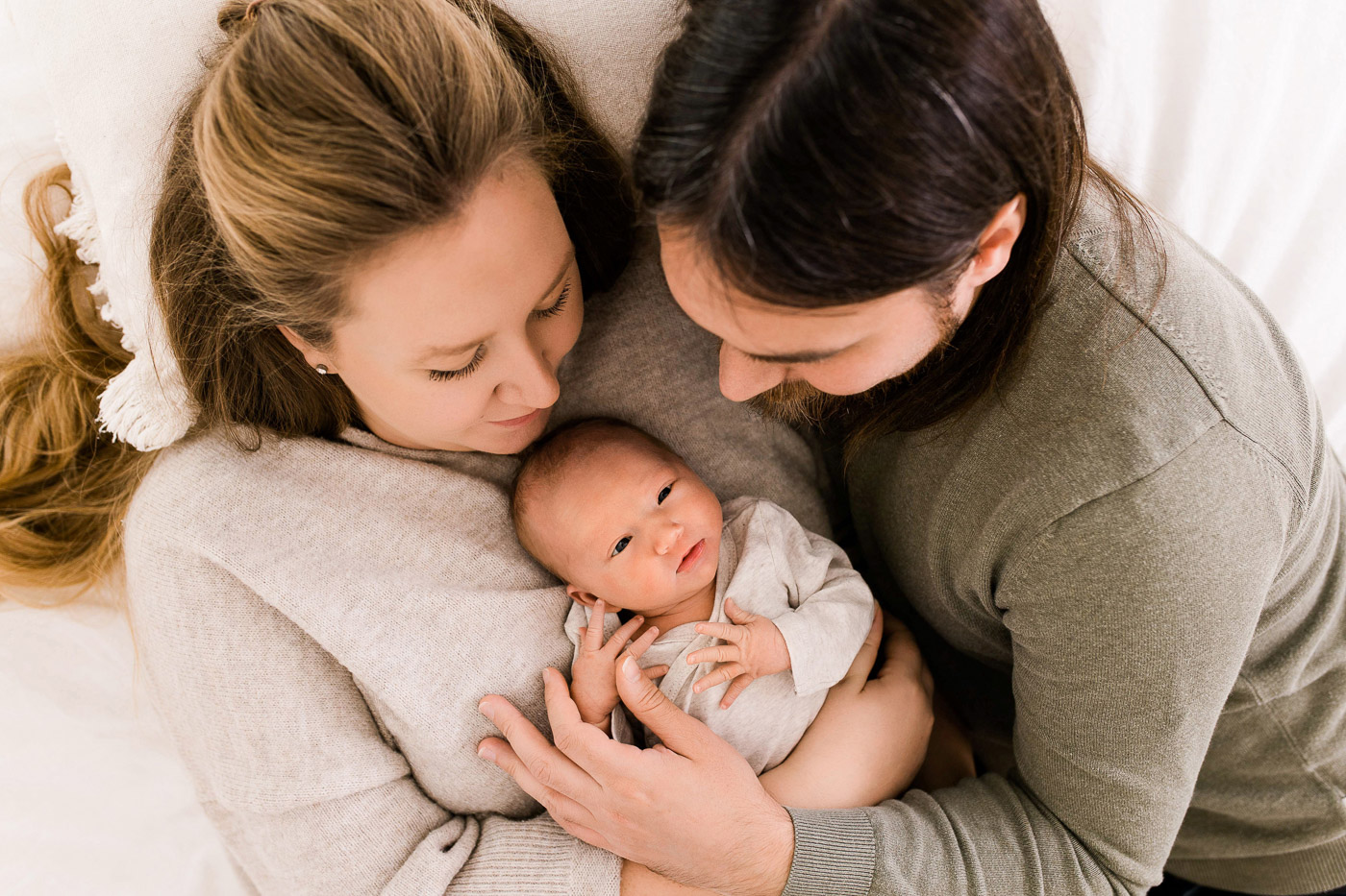 Fotoshooting mit neugeborenem Baby kurz nach der Geburt mit Familie im Studio mit Familienfotografin Julia Pitz, Babyfotograf in Rodgau, Frankfurt, Hanau und Aschaffenburg